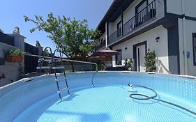 Casa entre Mar y Montaña centro de Cantabria, terraza, ajardinada, amplia y luminosa, hasta 10 personas