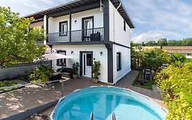 Casa entre Mar y Montaña centro de Cantabria, terraza, ajardinada, amplia y luminosa, hasta 10 personas